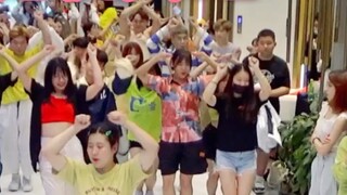 F(x)'s 10th anniversary of debut, random dance, Chengdu Chunxi Road Z31 Station (KPOP in public rand