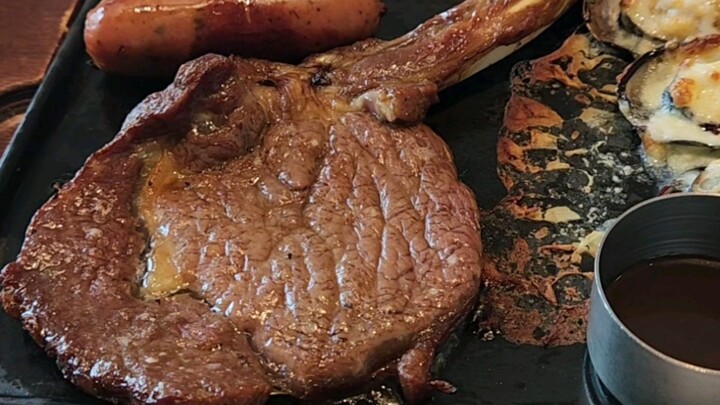 158 RMB for all-you-can-eat Pizza Hut: Load up on massive steaks till you’re stuffed!