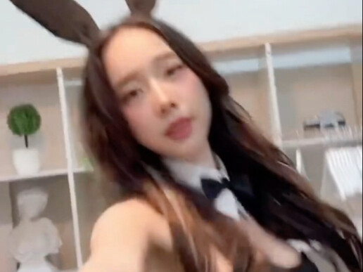 فتاة الأرنب قبل استراحة الغداء