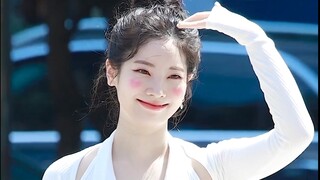 مونتاج مباشر لاجتماع المعجبين المصغر لفرقة TWICE، كل واحدة جميلة بشكل لا يُصدق