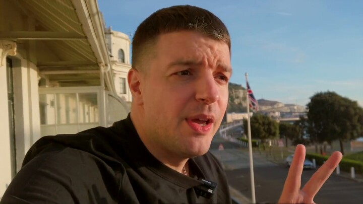 Setelah tiga tahun jauh dari rumah, ia berpura-pura menjadi kurir untuk mengejutkan orang tuanya di 