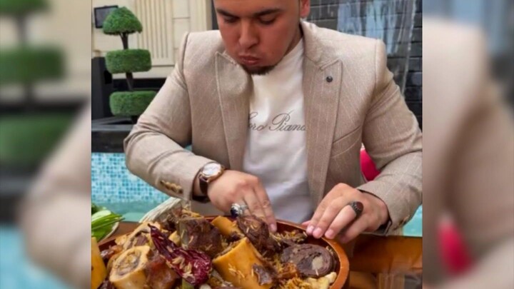 Chàng trai Uzbekistan ăn cơm nắm, cả một đĩa đồ ăn ngon chỉ vài phút đã chén sạch, cuối cùng còn tiệ