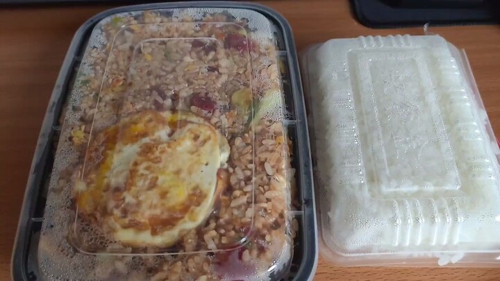 Pesanan makanan yang aneh: Sudah minta nasi tambahan, kok nggak dimasukin terus digoreng bersama?