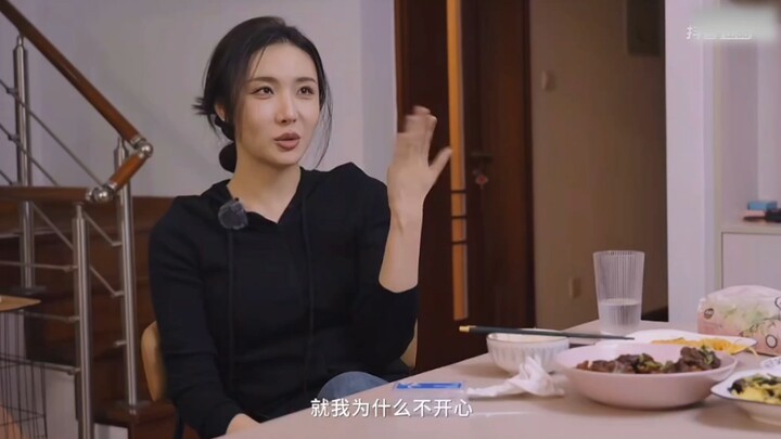 Oh my god, her mom actually said, “It’s my fault—my chromosomes are what gave her this!” Zhibo, you’