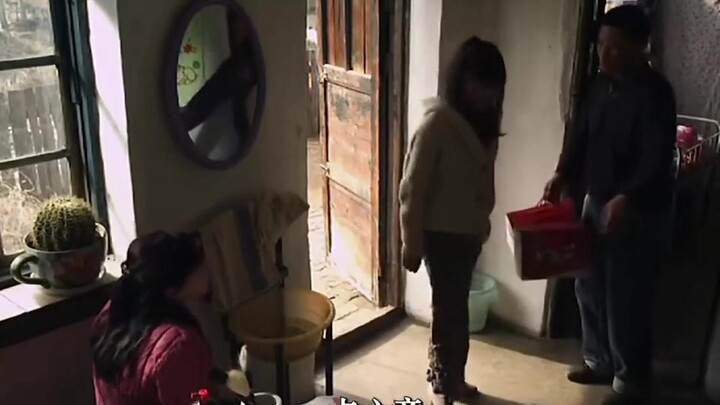 Người đàn ông cưới một cô gái không có cánh tay, họ bắt đầu một câu chuyện tình yêu chung thủy
