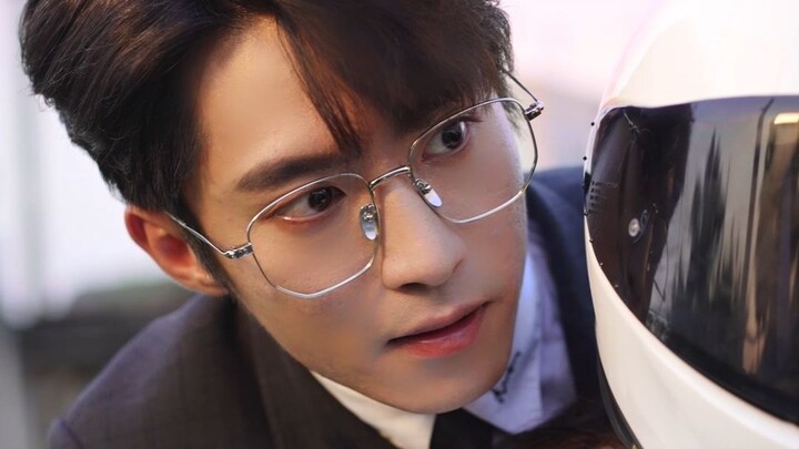 Apakah naik motor wajib peluk pinggang?