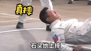 王智说吴京拍动作戏要求“一定来真的”！受伤时连眼睛都没眨！