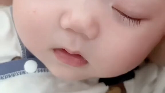 Will a baby who is very white during the confinement period turn darker when he grows up?