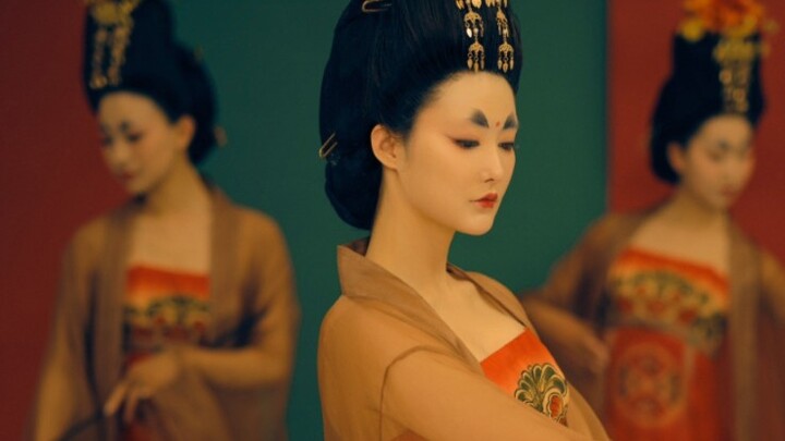 Zhang Xing's work "Lady with Flowers in Her Hair" won the 13th Lotus Award for Classical Dance