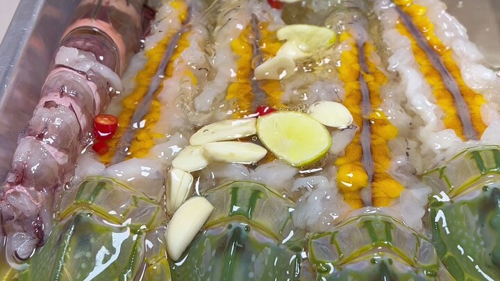 Makan udang raksasa saat Imlek, tahun depan pasti selalu bahagia!