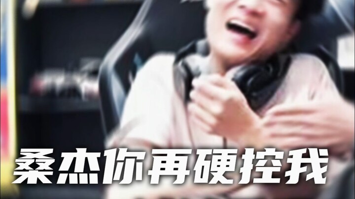 Anh nhét em vào túi, em lại đá anh xuống hố.