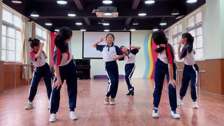 นักเรียนประถมจาก Stayc's "Teddy Bear" เต้นกันอย่างมีพลัง