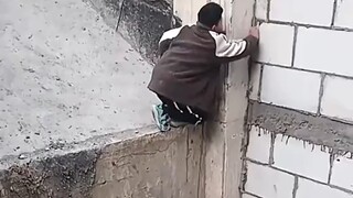 مر اثنان من الأولاد بخزان للصرف الصحي، واختاروا أصعب طريق لتحدي حدودهم!