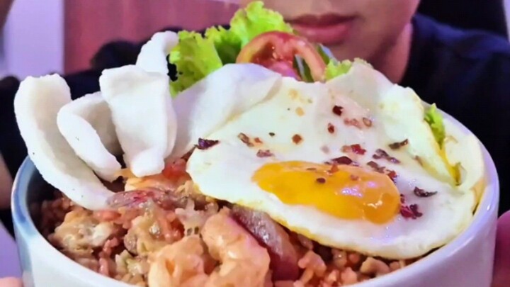 you’re watching a chinese eating fried rice 👀 LOL #eating #eggfriedrice #cooking #foru