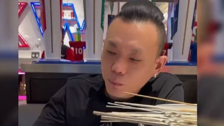 Anh Thiên Lôi – ông bố “xã hội” nhất, đi bar nhảy disco chẳng bỏ sót buổi nào, vậy mà con gái lại hù