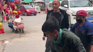 Seekor ikan grass carp yang sudah dipotong-potong, mari kita lihat secepat apa gerakan tangan A Le!