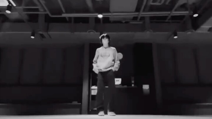 Kalau yang gempa, sepertinya si bos sedang menari popping, (bushi..