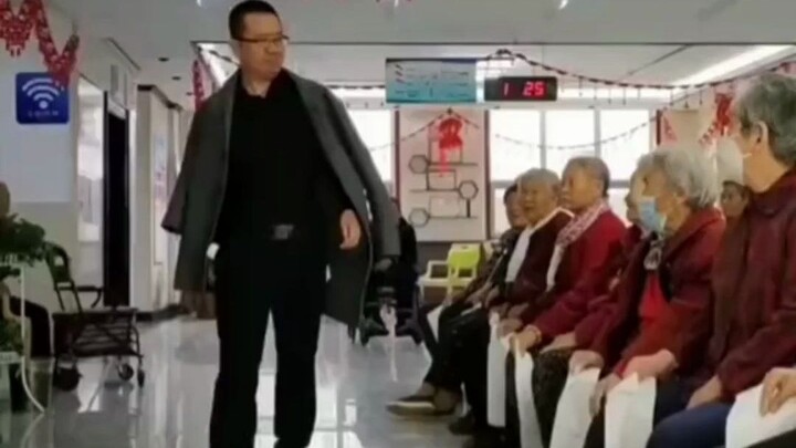 ผู้อำนวยการสถานดูแลผู้สูงอายุสุดเพี้ยน ชาวเน็ตบอก: หวังว่าเมื่อฉันแก่ตัวลงจะได้เจอคนแบบนี้