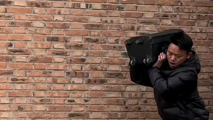 Masuk dengan gaya yang kuat dan tak terbendung; bilang musik dimatikan, tapi tubuh tetap bergoyang t