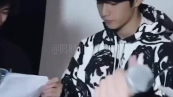 Lưu Văn biết biểu cảm lúc bị Nha Nha làm cho siêu ngọt của mình giống cái gì không, Văn Hiên??