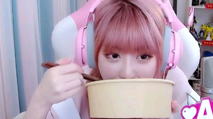 Zhou Shuyi berpura-pura jadi pria, unggah foto perut sixpack untuk menggoda cewek penyedia layanan陪玩