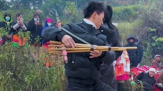 Tahukah kamu tarian apa ini? Tarian rakyat tradisional.