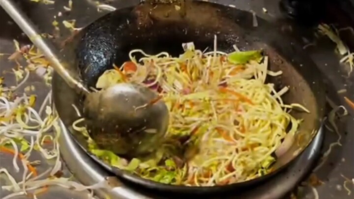 Only with a stove like this does fried noodles really taste right!!