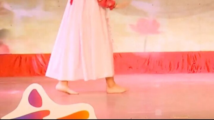 Vocational School Girl Performs “Jinli Chao” Dance Barefoot