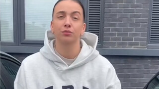 Versi Amerika kepala persegi, berminyak, suka menonton, siapa yang mengerti (cewek ini adalah pencip