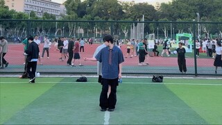 男高中生操场热舞