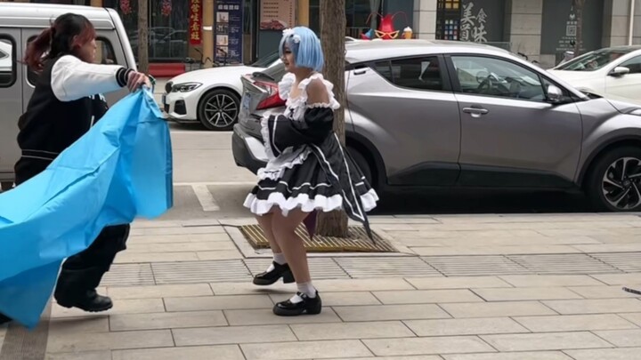 Miss Rem ถูกบรรจุอยู่ในกระสอบสีชมพูในงานนิทรรศการการ์ตูนที่เสี่ยงต่ออุบัติเหตุ!