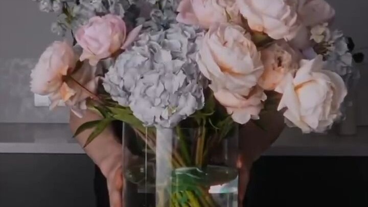 Làm hoa trang trí bàn: Chia sẻ nghệ thuật cắm hoa quốc tế