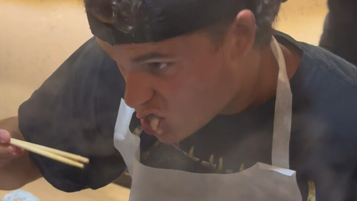 ฉันพาสาวต่างชาติมาชิมหม้อไฟฉงชิ่งครั้งแรก…ช่างเหมือนฉันเมื่อสมัยก่อนเสียจริง!