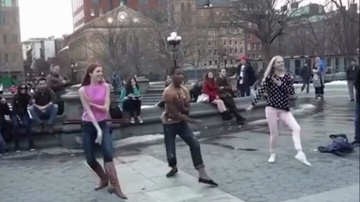 บนท้องถนนต่างแดน ฝรั่งเต้นเพลงหญิงพลเรือนแห่งทุ่งหญ้า ไร้ซึ่งความมีชีวิตชีวาเลยสักนิด!