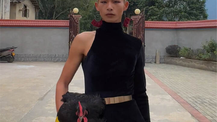 Berjalan di catwalk sambil memegang tas mewah ala petani