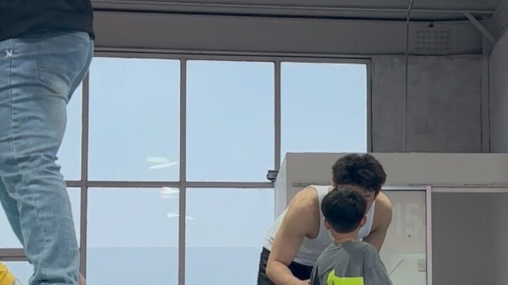 HLV: Bao nhiêu lần mơ về khoảnh khắc ấy.                  Bạn nhỏ: Vẫn là tiêu chuẩn của HLV mà!