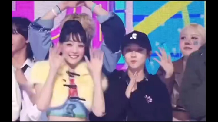 Huh? Yuqi accompanied Minnie to perform a song, and cats and dogs took the stage together