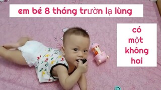 Em bé 8 tháng tuổi trườn lạ lùng có một không hai