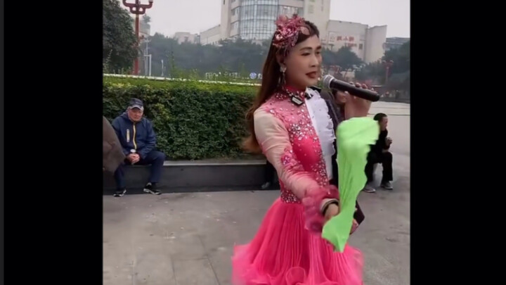 Đi ngang qua quảng trường mà thấy mấy pha xử lý lầy lội thật sự làm tôi ngơ luôn