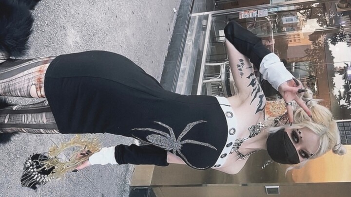 أنا متطرف جدًا | إطلالات المدون الأنيقة عند الخروج وإطلالاته الحقيقية