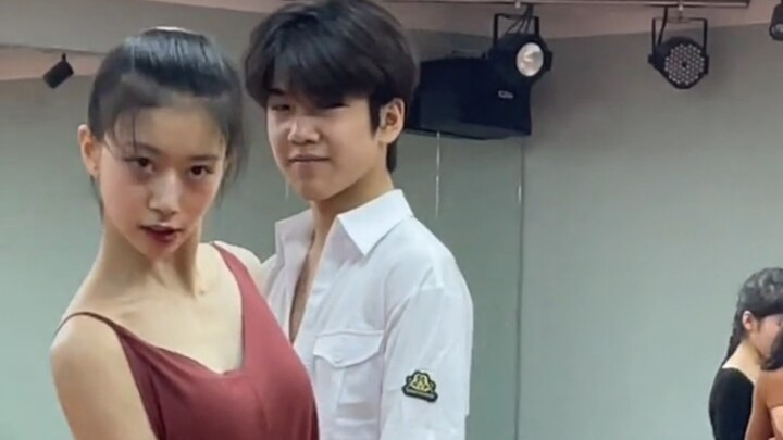 #王崇墨李摩涵 seriously discussing