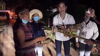 Món quà ngọt ngào bà con đồng bào Chơ Ro tặng Vân