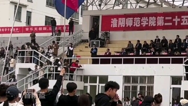 Còn tưởng anh Trương Kiệt đến nữa chứ, lễ bế mạc hội thao của trường mà hát bài “Thiên Hạ” hay quá!