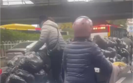 قوانغتشو: الدراجات الكهربائية تملأ الطرق المخصصة للمركبات الآلية، ولم يبقَ سوى ممر واحد فقط، حتى الس