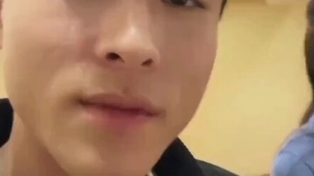 اكتشفت الأم أن ابنها يصور مقطع فيديو، فتحولت على الفور إلى "وجه لطيف ورقيق"، وقال أحد المستخدمين: "ه