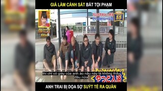 Giả làm cảnh sát bắt tội phạm, anh trai bị dọa sợ suýt tè ra quần