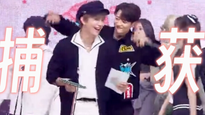 ช่วงกลับบ้าน ทินยูถูกมินโฮคว้าตัวไว้ทันที🤣วันนี้ก็เป็นอีกวันที่ถูกพี่ๆ เซอร์วิสเล่นหยอกอย่างสนุกสนาน