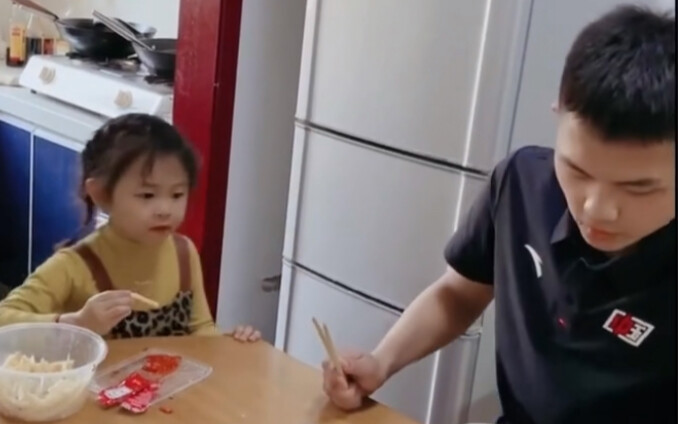 (Long Video) Mom took only Yu’er to Sanya for a trip and left big brother behind. When they got back