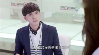 实习生公然戴耳机，女老板一刀剪了限量耳机，还不敢生气