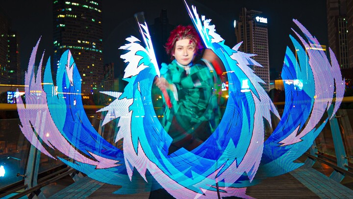 Turn two light sticks into the most eye-catching presence on the cosplay convention stage!